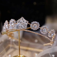 Load image into Gallery viewer, Beautifully Sparkly Princess Tiara