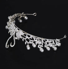 Load image into Gallery viewer, Magnificent Silver Swan Crown