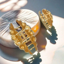 Load image into Gallery viewer, Metal Mermaid Seashell Clip