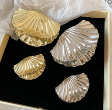 Load image into Gallery viewer, Metal Mermaid Seashell Clip
