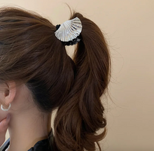 Load image into Gallery viewer, Metal Mermaid Seashell Clip