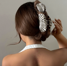 Load image into Gallery viewer, Metal Mermaid Seashell Clip