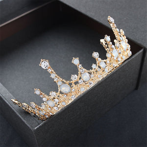 Exquisite Royal Vintage Crown In Gold